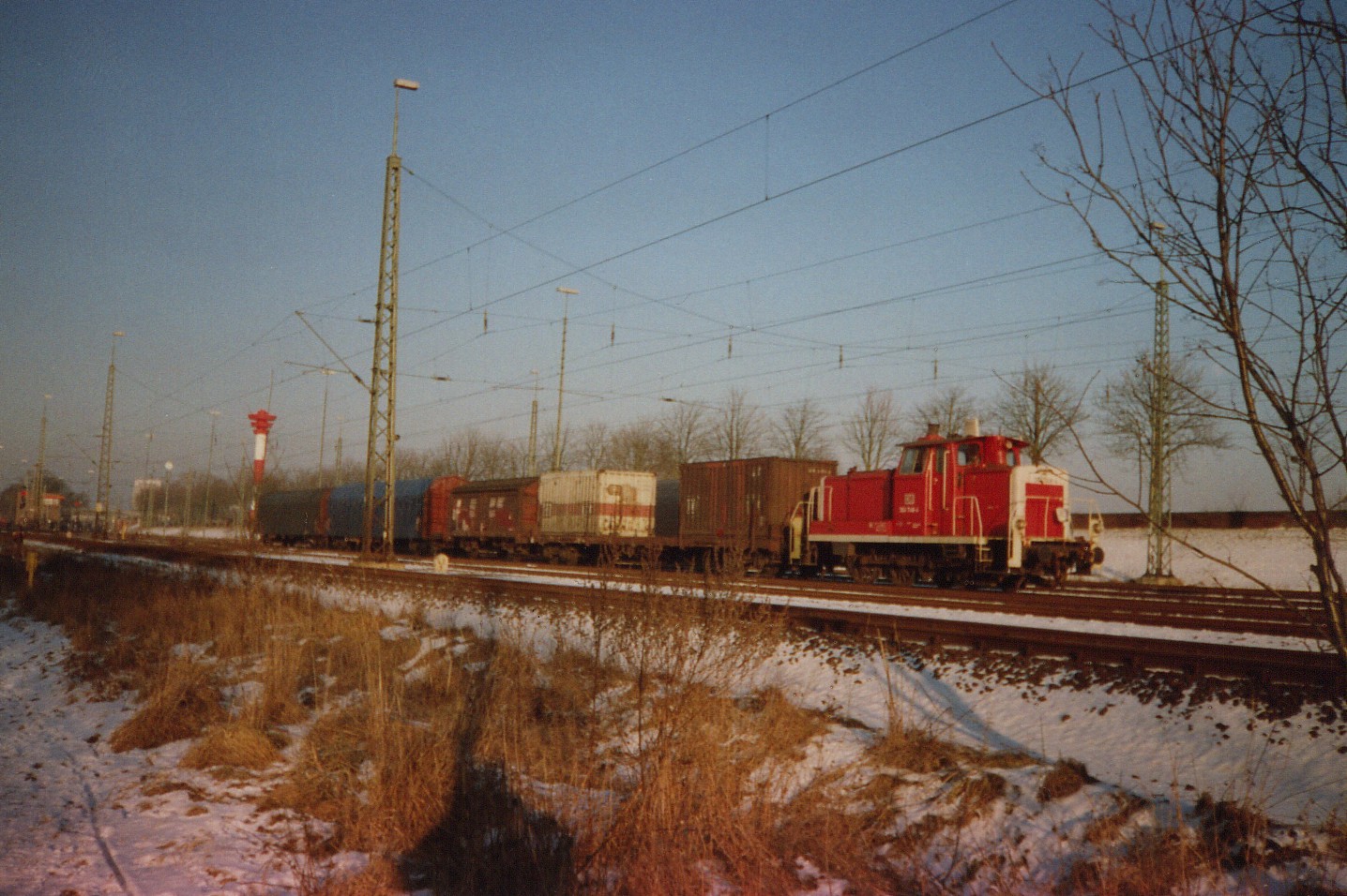 Güterbahnhof mit Baureihe 364